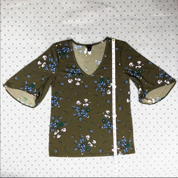 Ann Taylor Green Floral Print‎ Draped Sleeve Top - Picture 4 of 8